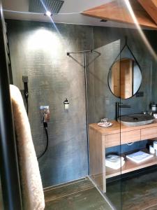 een badkamer met een douche en een wastafel bij Koliba na vršku in Bytča