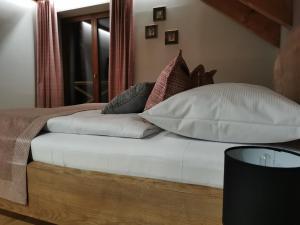 Postel nebo postele na pokoji v ubytování Koliba na vršku