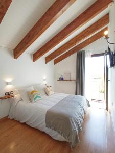 A bed or beds in a room at Hotel La Casa del Río