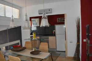 Kuchyňa alebo kuchynka v ubytovaní Apartamento CarabelaSiente la brisa del mar + 20 fotografií