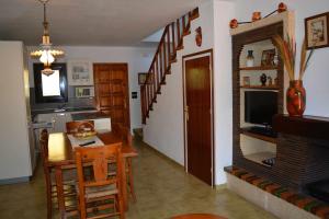ein Wohnzimmer mit einem Esstisch und einer Küche in der Unterkunft Casas Blanca 19 piscina barbacoa wifi in Tossa de Mar
