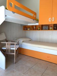 Habitación con 2 literas y mesa. en Ca' Adriana, en Lido di Jesolo