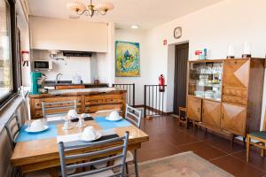 een keuken en eetkamer met een tafel en stoelen bij Casa da Cardenha in Castelo de Paiva