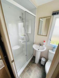 a bathroom with a shower and a sink and a toilet at Lakeside Holiday rentals - Trieste in Great Billing