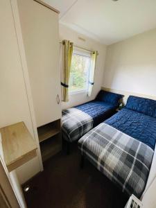 Great BillingにあるLakeside Holiday rentals - Triesteの小さなベッドルーム(ベッド2台、窓付)