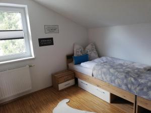 - une petite chambre avec un lit et une fenêtre dans l'établissement Appartement Grössing, à Gröbming