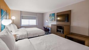 En eller flere senge i et værelse på Best Western Plus Raleigh Crabtree Valley Hotel