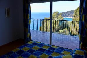 Cette chambre dispose d'un balcon offrant une vue sur l'océan. dans l'établissement Apartamentos Cala Llevado, à Tossa de Mar