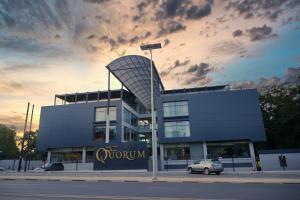 um edifício com um carro estacionado em frente em The Quorum em Lusaka