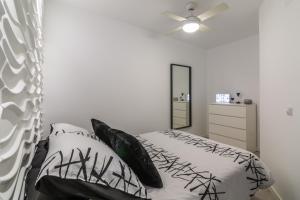 1 dormitorio con 1 cama y ventilador de techo en Roca Chica A. Apartamento 211 en Torremolinos