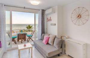 トレモリノスにあるRoca Chica A. Apartamento 211のリビングルーム(ソファ付)が備わり、海の景色を望めます。
