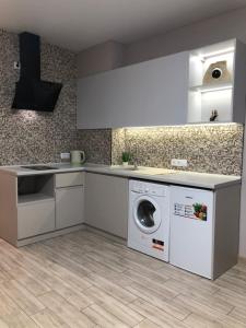 Кухня або міні-кухня у Aura Home