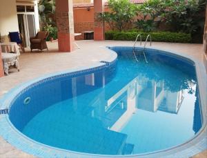 Бассейн в Hidden Gem with pool access in New cairo или поблизости