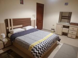 Кровать или кровати в номере Hidden Gem with pool access in New cairo