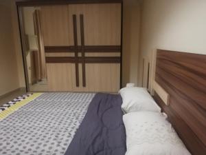 Кровать или кровати в номере Hidden Gem with pool access in New cairo