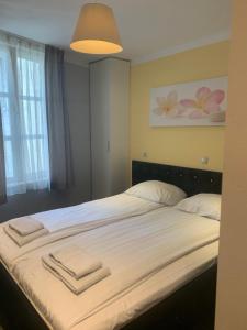 een slaapkamer met een bed met handdoeken erop bij Hotel Restaurant La Piazza in Valkenburg
