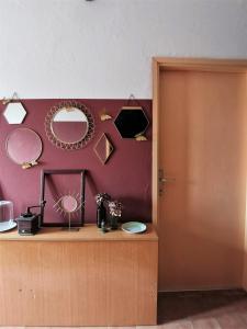 um quarto com uma secretária com um espelho e uma porta em Villa Tonci em Vodice