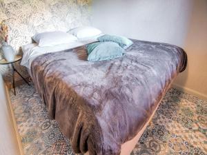 een bed met twee kussens in een kamer bij Ibiza style chalet in Brouwershaven with lounge terrace in Brouwershaven
