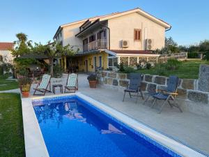 een huis met een zwembad voor een huis bij Med oljkami Apartment in Koper