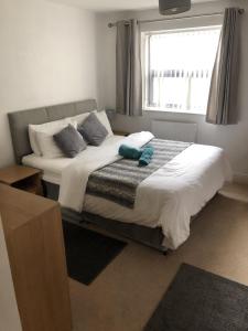 a large bed in a room with a window at Stockley Near Heathrow in Yiewsley