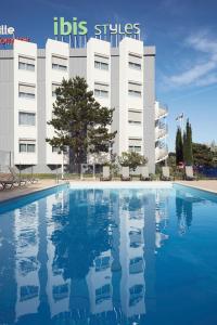una gran piscina frente a un edificio en ibis Toulon La Seyne sur Mer en La Seyne-sur-Mer