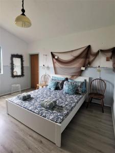um quarto com uma cama grande e almofadas azuis em Villa Tonci em Vodice