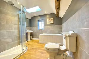 a bathroom with a toilet and a shower and a tub at Tilly's a perfect apartment in the Market Town of Ledbury in Ledbury