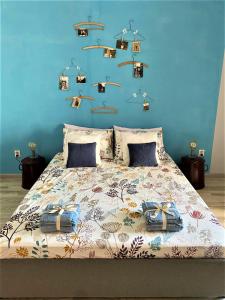um quarto com uma cama com uma parede azul com prateleiras em Villa Tonci em Vodice