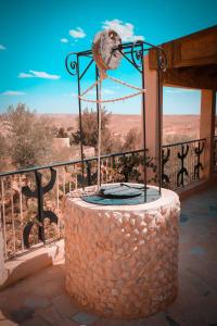 - un balcon offrant une vue sur le désert dans l'établissement Dar Ayed Tamezret, à Tāmazrat
