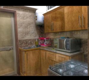 Кухня или мини-кухня в Hidden Gem with pool access in New cairo
