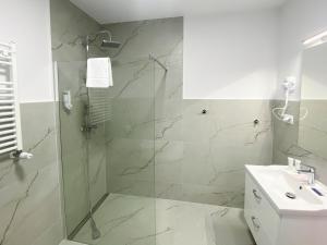 a bathroom with a shower and a sink at Bałtycka Osada in Jarosławiec