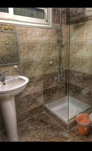 Bathroom sa Hidden Gem with pool access in New cairo