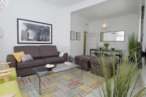 uma sala de estar com um sofá e uma mesa em Apolo en Madrid em Madrid