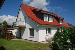 a white house with an orange roof at HAF-OGL-Gaestehaus-Starke in Haffkrug