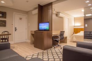 TV at/o entertainment center sa Mogano Premium Hotel - ELETROPOSTO