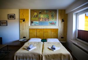 Łóżko lub łóżka w pokoju w obiekcie NIECH TO SZLAK B&B