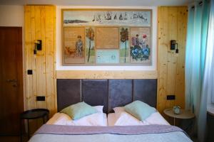 Łóżko lub łóżka w pokoju w obiekcie NIECH TO SZLAK B&B