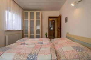 a bedroom with two twin beds and a window at Haus Schneider in Kressbronn am Bodensee