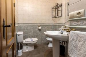 a bathroom with a toilet and a sink at Apartamento Bolonia Luz B in Bolonia