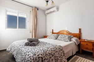 sypialnia z łóżkiem i dwoma ręcznikami na nim w obiekcie Apartamento Bolonia Luz B w mieście Bolonia