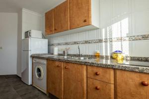 kuchnia ze zlewem i lodówką w obiekcie Apartamento Bolonia Luz B w mieście Bolonia +11 zdjęć