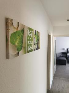 - un salon orné de deux peintures murales dans l'établissement Rivulet 2 bedroom Apartment, à Baden-Baden