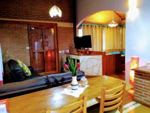 a living room with a table and a couch at Chalé da Sorte in Gonçalves