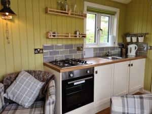 Dapur atau dapur kecil di The bay ,luxury shepherds hut,