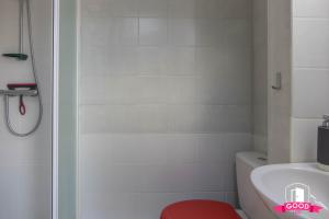 een badkamer met een douche, een toilet en een wastafel bij Le Duplex Ensoleillé du Parc * Parking * Balcon * in Orléans