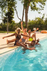 um grupo de pessoas sentadas numa piscina em The Residence Hotel Geneva Airport em Ferney-Voltaire