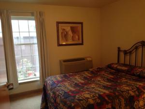 Ένα ή περισσότερα κρεβάτια σε δωμάτιο στο All Suites Inn Budget Host