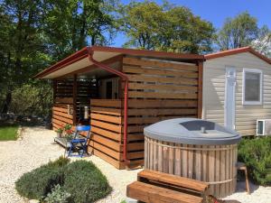 a small cabin with a hot tub in a yard at Istria camp - Istria holiday for 2 in Kringa