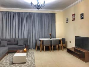 Телевизор и/или развлекательный центр в Hidden Gem with pool access in New cairo