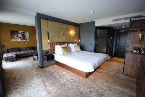 Ein Bett oder Betten in einem Zimmer der Unterkunft Alexander Hotel